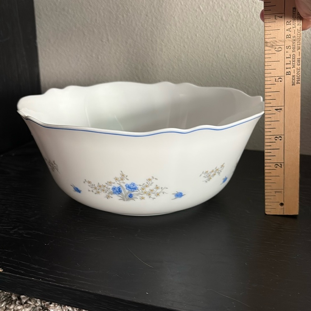 Arcopal France Veronica white scalloped large serving bowl. 4” tall 9” diameter.